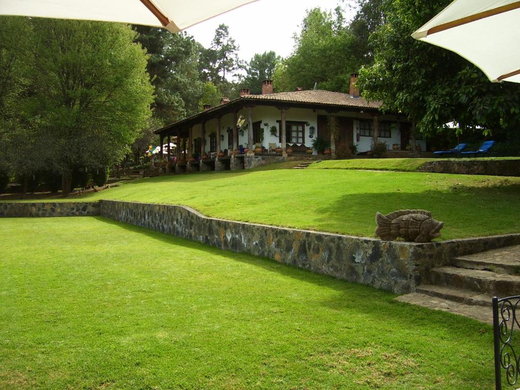 O grădină în afara Hacienda Mariposas