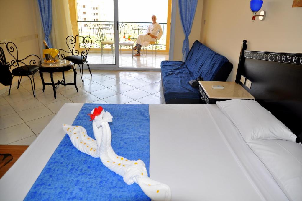 Postel nebo postele na pokoji v ubytování King Tut Aqua Park Beach Resort
