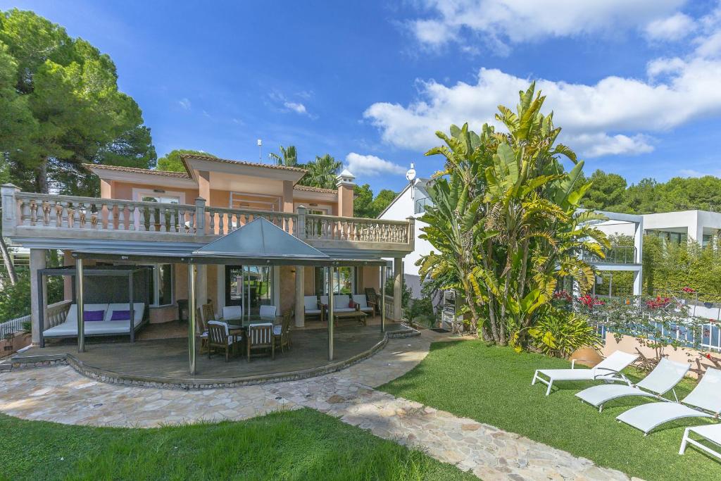 ポルト・ダルクディアにあるYupiHome Villa Ran de Marのデッキとパティオ付きの家