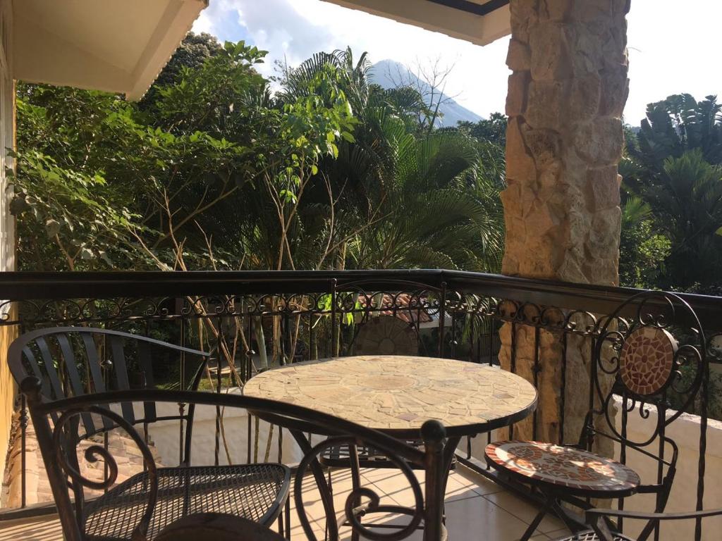 a patio with a table and chairs on a balcony at Villas las Palmas in Fortuna
