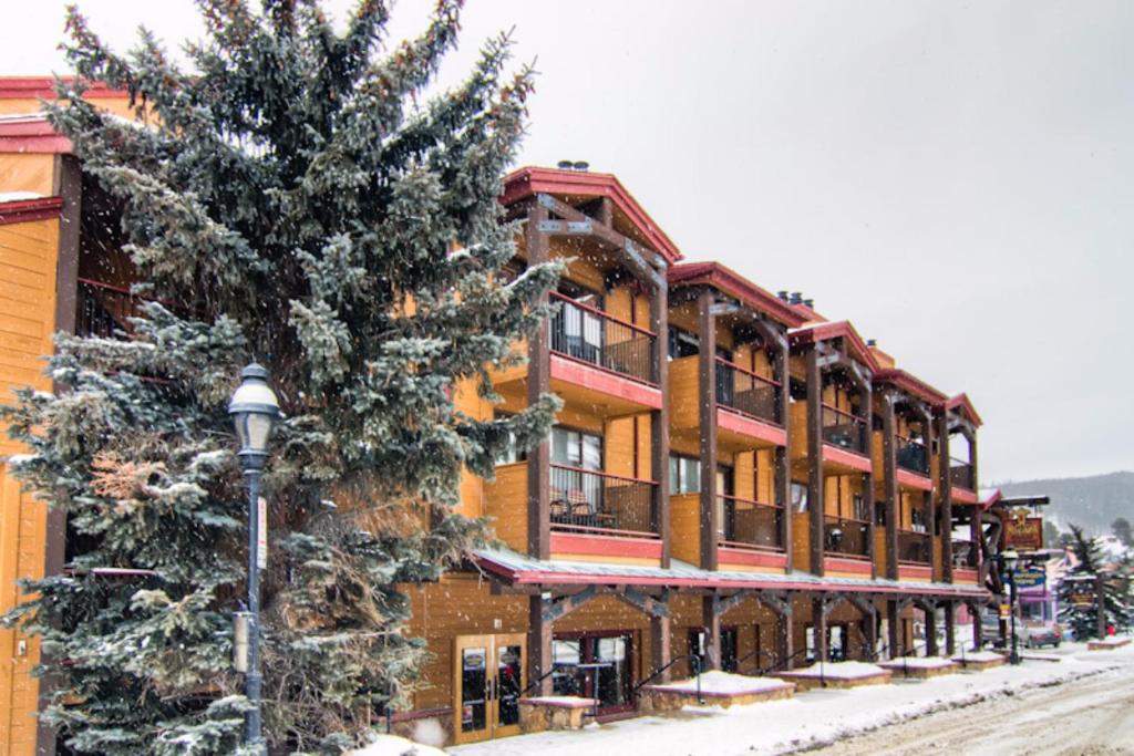 un edificio con un árbol de Navidad delante de él en Der Steiermark, en Breckenridge