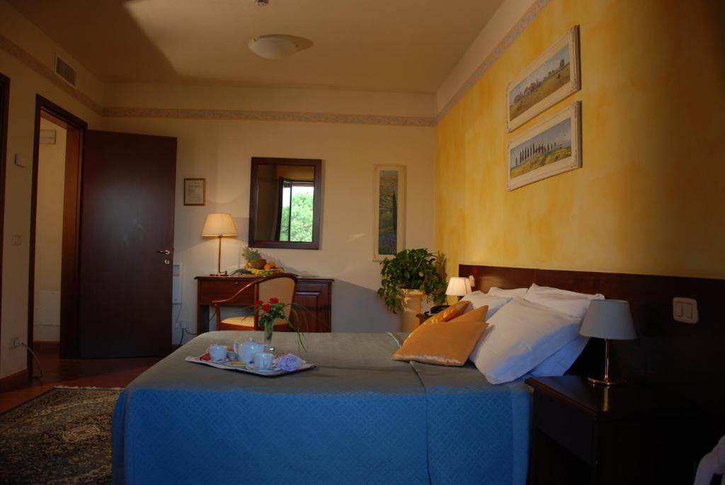 A bed or beds in a room at Hotel Borgo degli Olivi