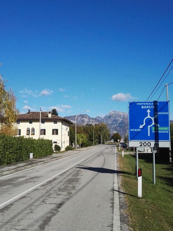 uma estrada vazia com um sinal na lateral em Casa Zanier Cigolotti Aviano em San Martino