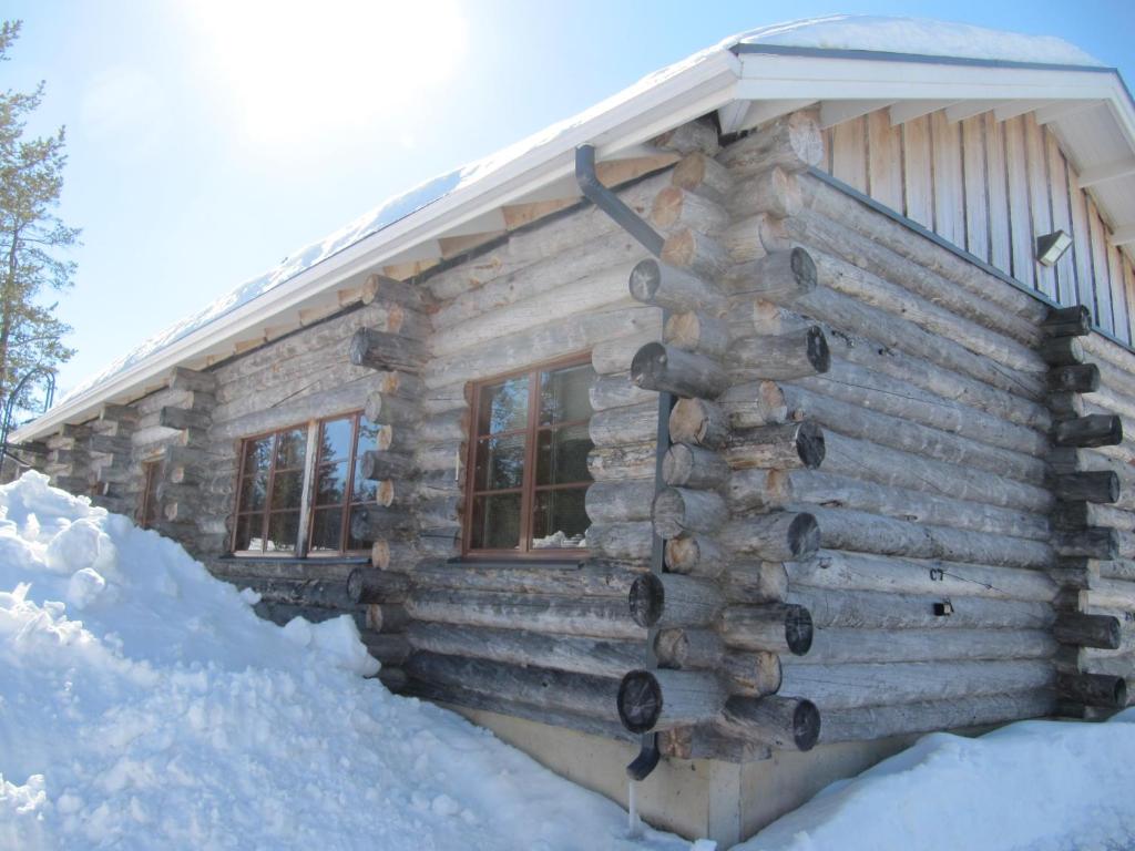Lapin Kutsu Log Cabins зимой