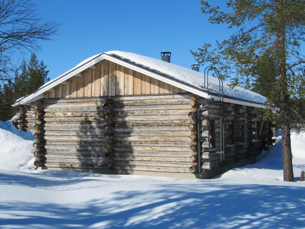 Lapin Kutsu Log Cabins зимой