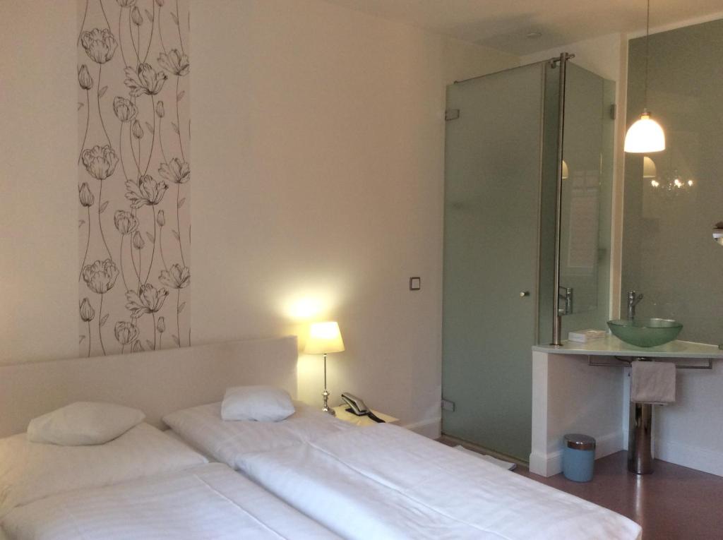 Postel nebo postele na pokoji v ubytování Hotel Heidelberg Astoria