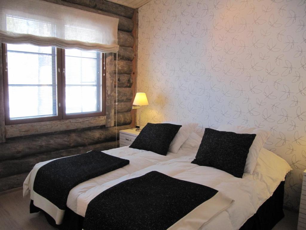 Кровать или кровати в номере Lapin Kutsu Log Cabins