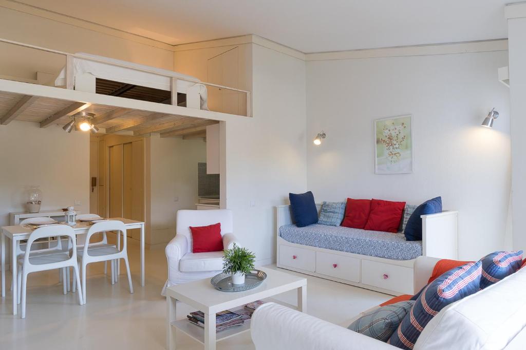 un soggiorno con divano e letto a soppalco di BmyGuest - Quinta do Lago Mezzanine Apartment a Almancil