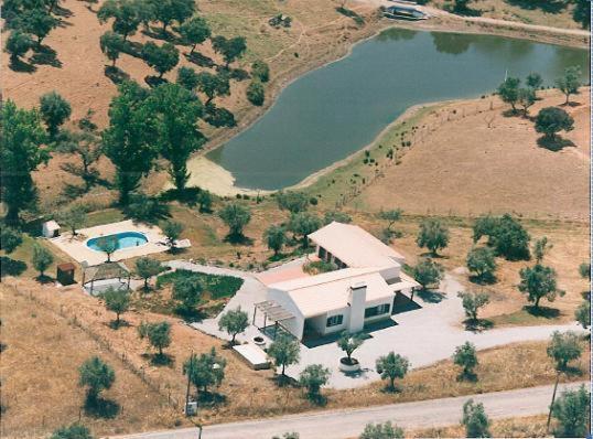 São Cristóvão的住宿－Monte da Pereira，享有带游泳池的房屋的空中景致