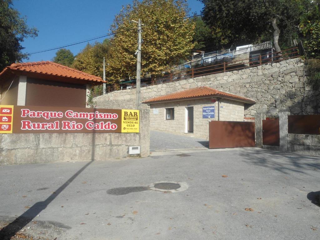 un edificio con un cartel que lee campinas rurales privadas info cubico en Campismo Rural Rio Caldo Geres, en Gerês