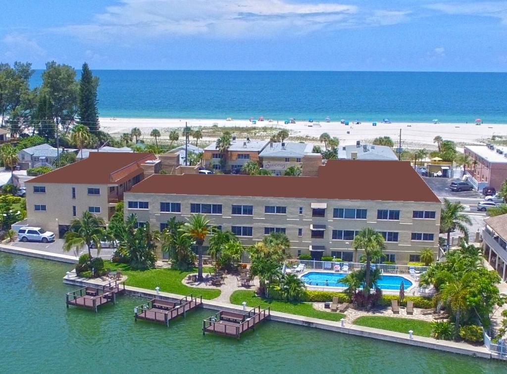 uma vista aérea de um hotel e da praia em Westwinds Waterfront Resort em St Pete Beach