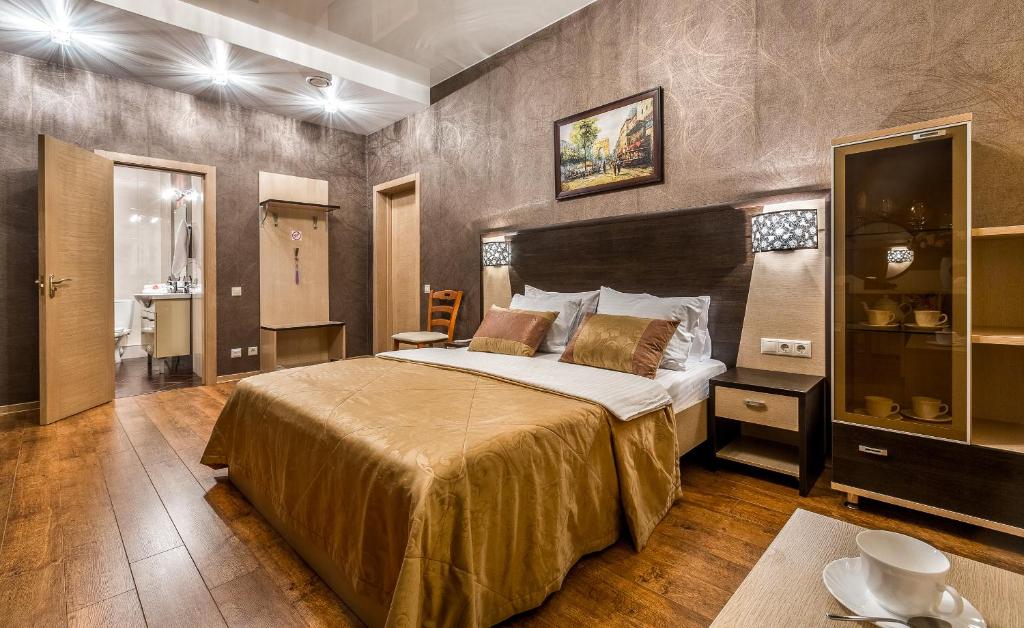 een slaapkamer met een groot bed in een kamer bij Hotel Bravo Lux in Samara