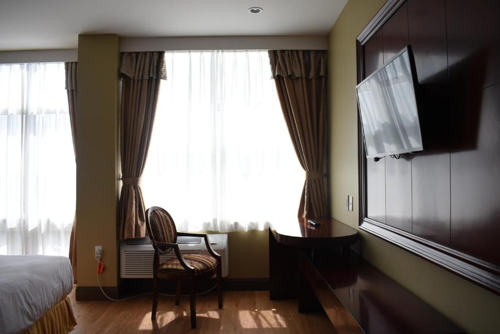 TV a/nebo společenská místnost v ubytování The Queens Hotel