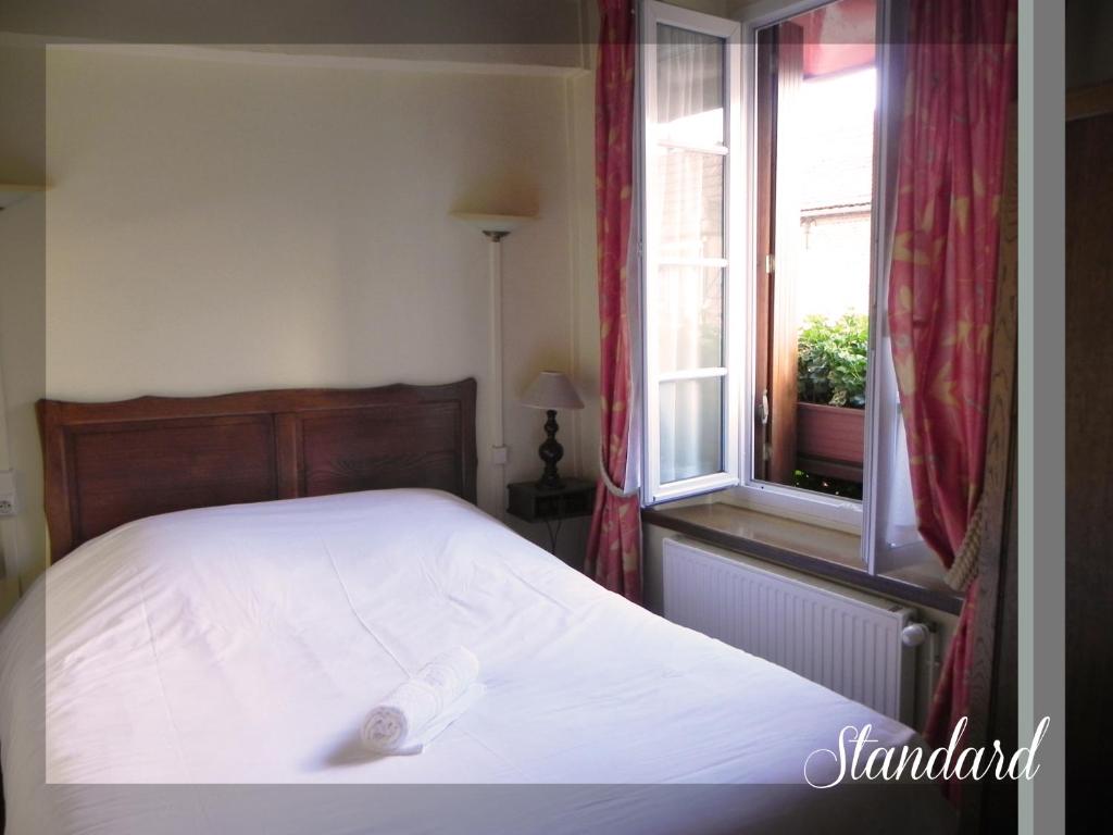 Postel nebo postele na pokoji v ubytování Logis Le Relais Champenois