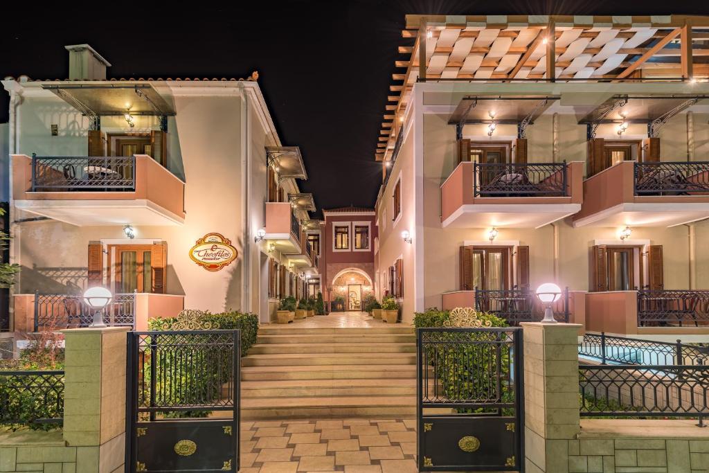 Blick auf ein Haus mit einer Treppe in der Nacht in der Unterkunft Theofilos Paradise Boutique Hotel in Mytilini