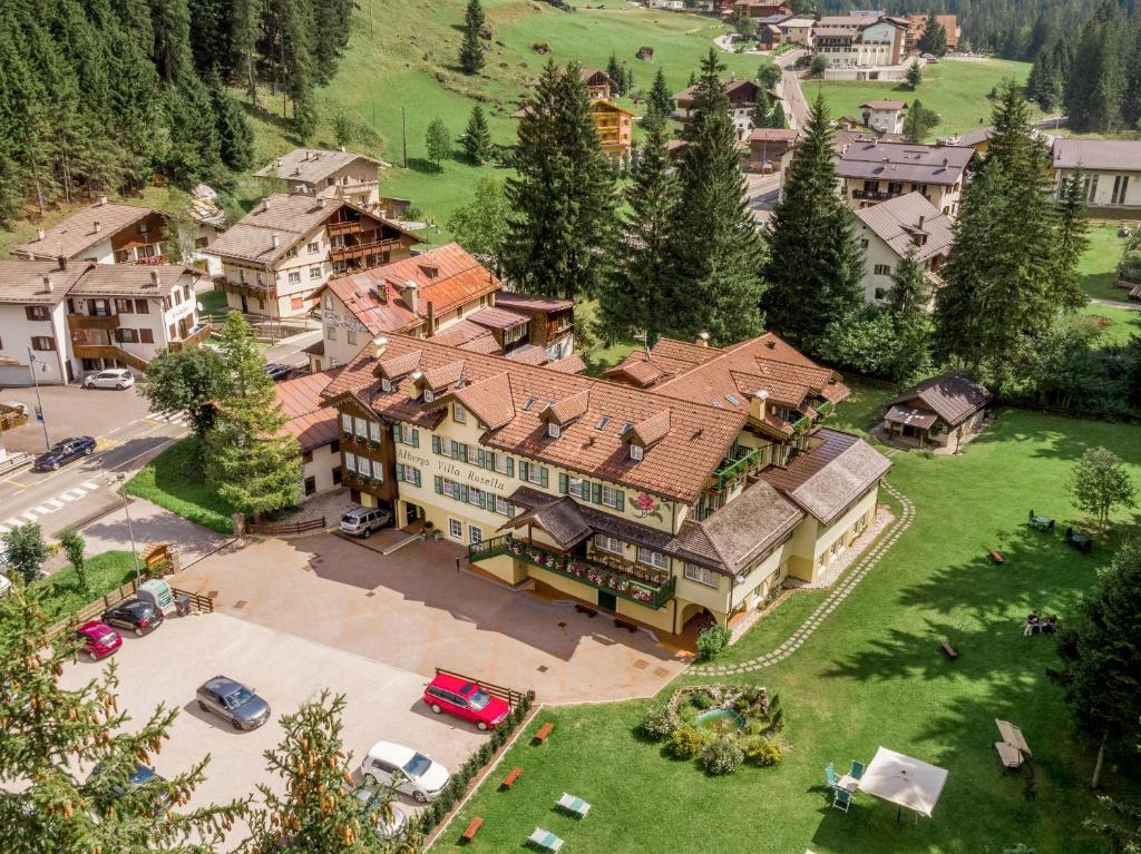 una vista aérea de una casa grande en un pueblo en Hotel Villa Rosella Park & Wellness, en Canazei