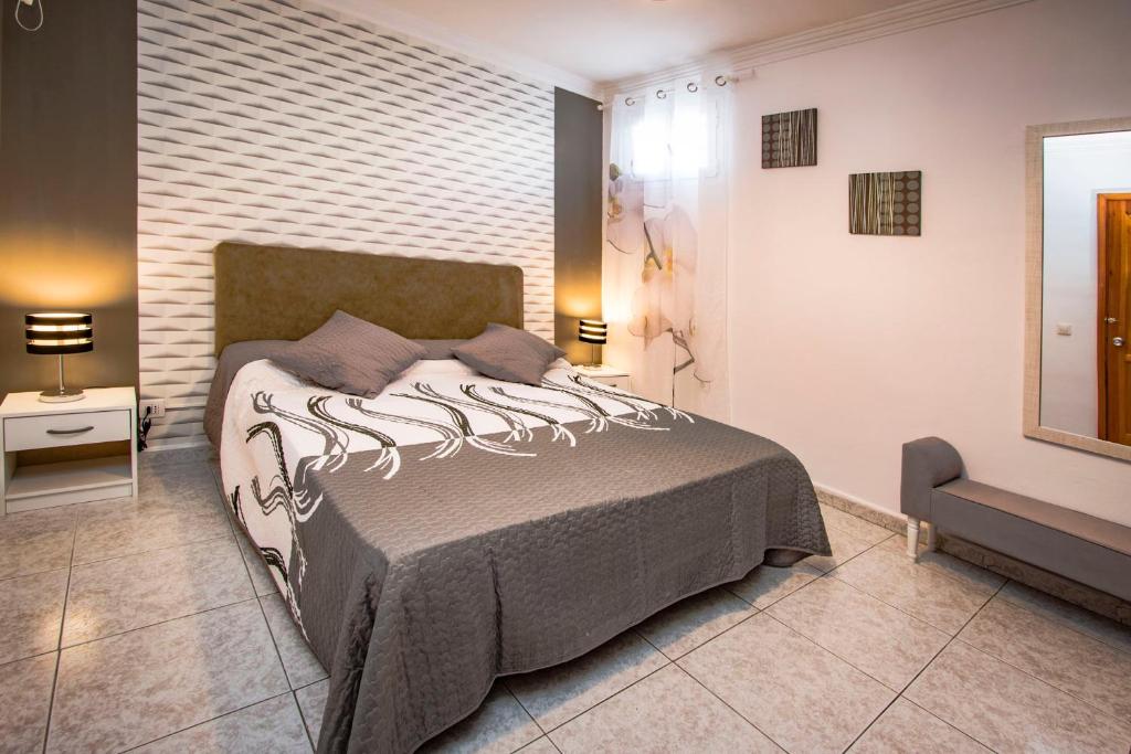 ein Schlafzimmer mit einem großen Bett in einem Zimmer in der Unterkunft Casa Lanza in Playa Honda