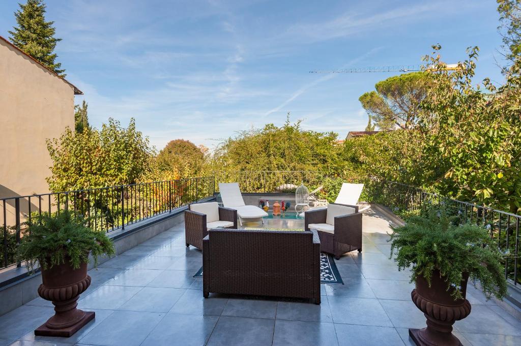 a balcony with chairs and a table on a balcony at Sweet Tuscany Appartamento Gold in Arezzo