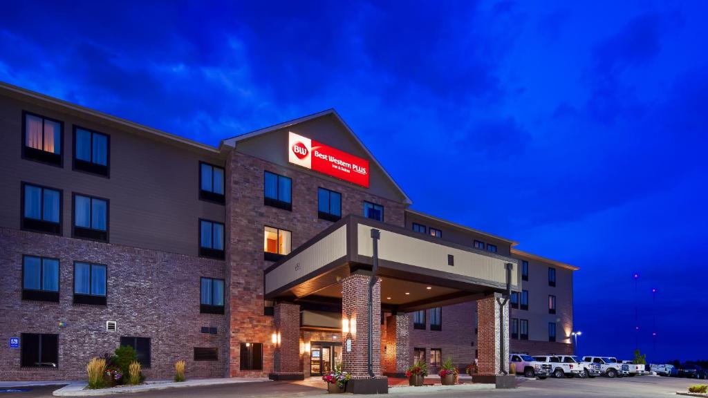 une image d'un hôtel la nuit dans l'établissement Best Western PLUS Casper Inn & Suites, à Casper