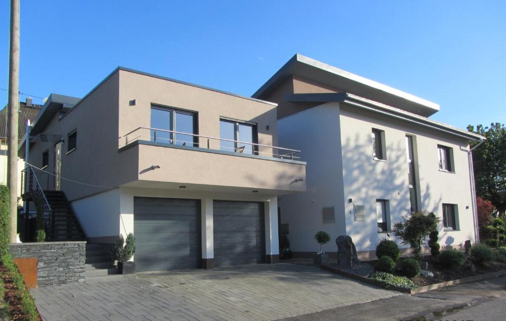 a large white house with a garage at Mosel-Auszeit in Brauneberg