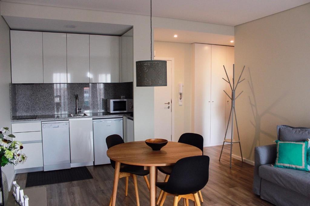 een keuken en eetkamer met een tafel en stoelen bij Apartamento da Lapa in Porto