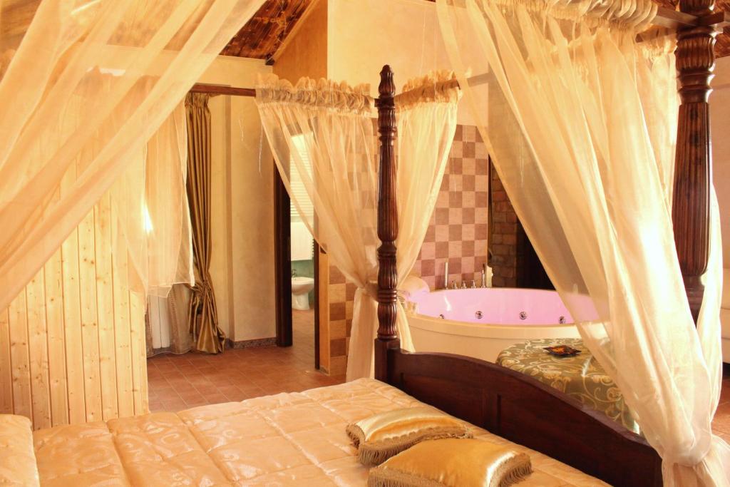 a bedroom with a bed and a bath tub at Hotel Il Feudo Dei Pierleoni in Celano