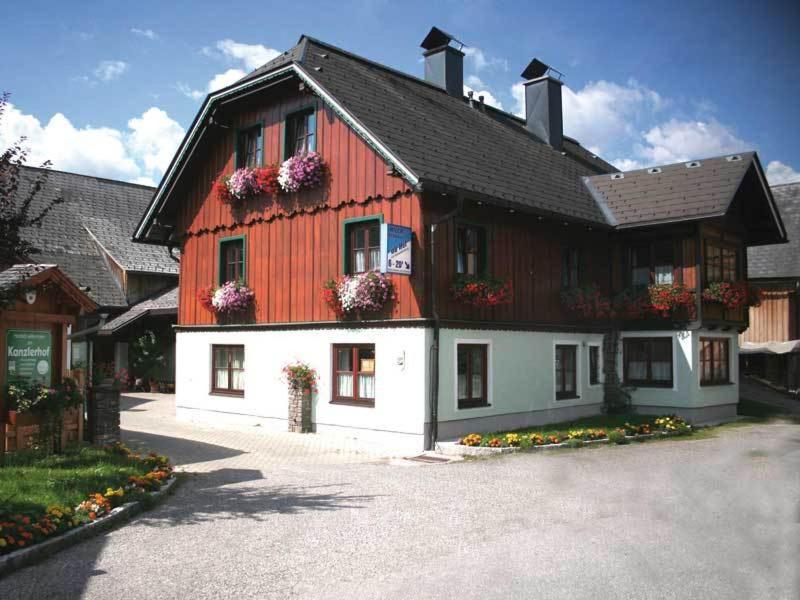 ein großes rotweißes Haus mit Blumen darauf in der Unterkunft Kanzlerhof in Bad Mitterndorf