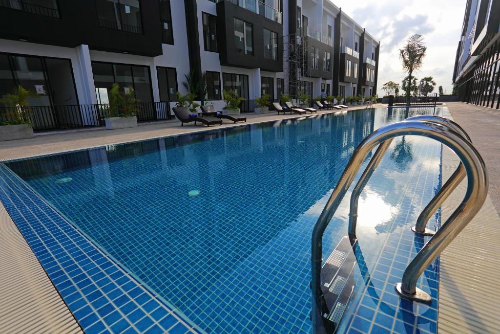 una gran piscina en un edificio con en Eco Garden Residences, en Phnom Penh