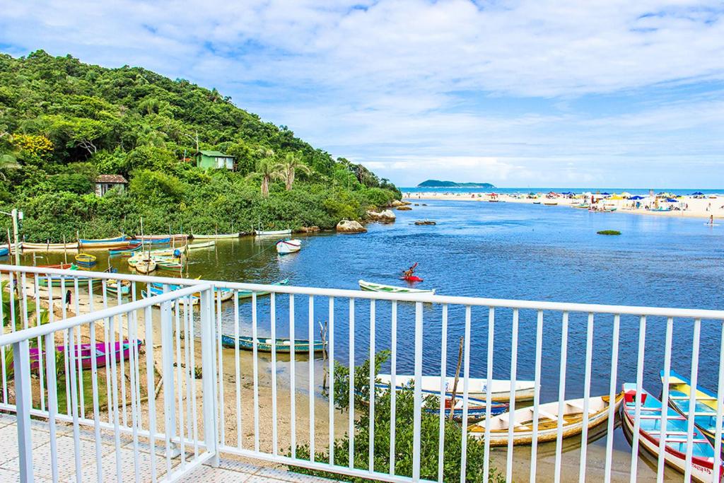 - une vue sur une plage avec des bateaux dans l'eau dans l'établissement Moradas da Lu, à Guarda do Embaú