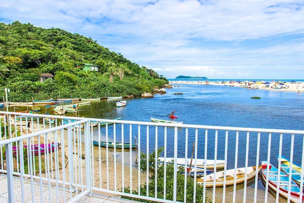 a view of a beach with boats in the water at Moradas da Lu in Guarda do Embaú