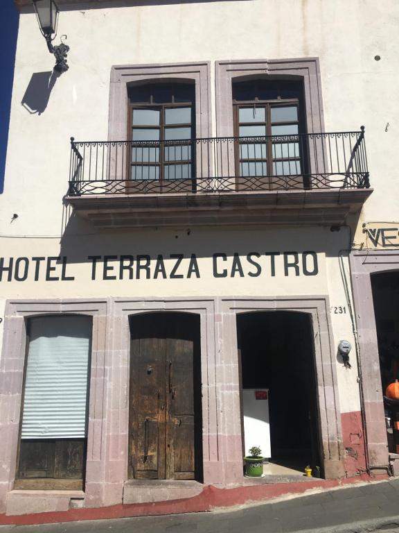 un hotel terra caffe castro en el lateral de un edificio en Hotel Terraza Castro en Zacatecas