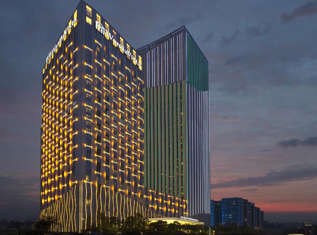 Un grand bâtiment avec des lumières sur son côté dans l'établissement Wanda Vista Nanning, à Nanning