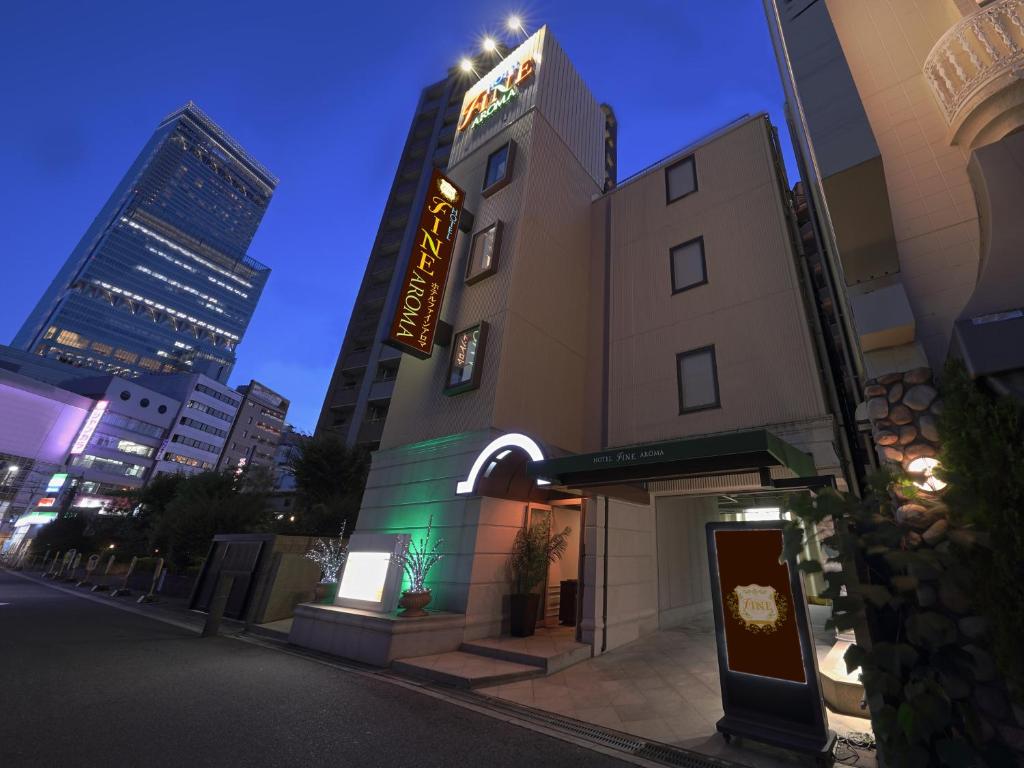 un edificio con un cartel en el costado en Hotel Fine Aroma Tennoji, en Osaka