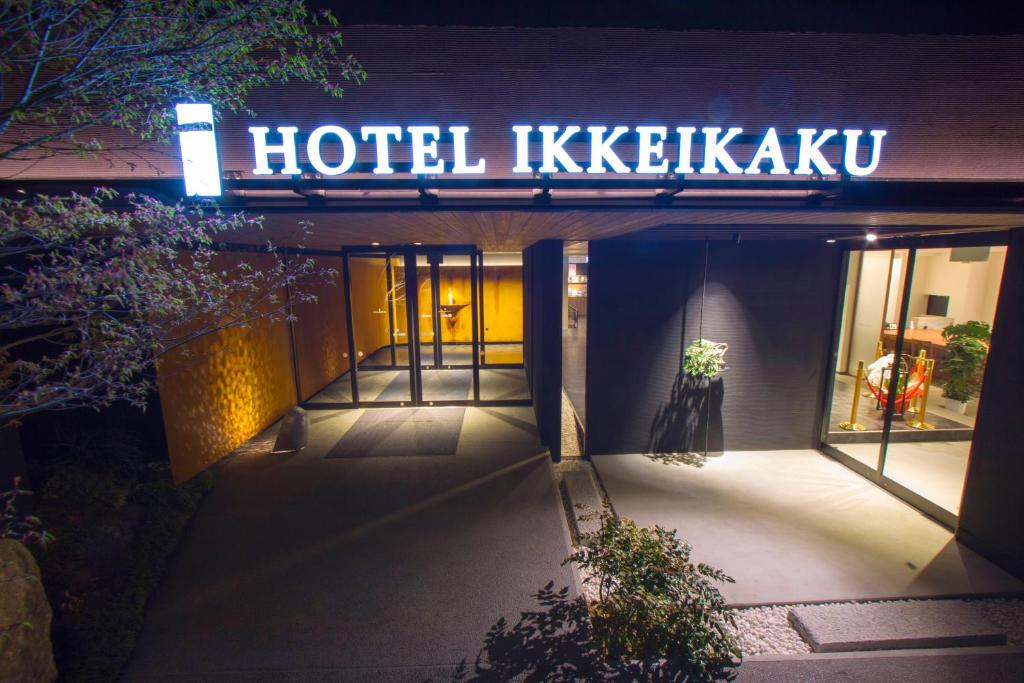 een hotel kikikiu bord op een gebouw 's nachts bij Hotel Ikkeikaku in Kesennuma