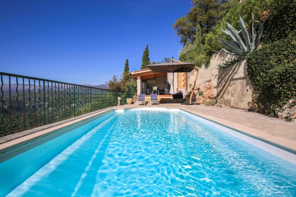 uma piscina numa casa com uma cerca em Villa St. Cezaire em Saint-Cézaire-sur-Siagne