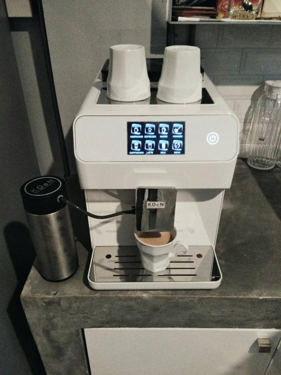 Příslušenství pro přípravu čaje a kávy v ubytování The Chatbox Silom Hostel