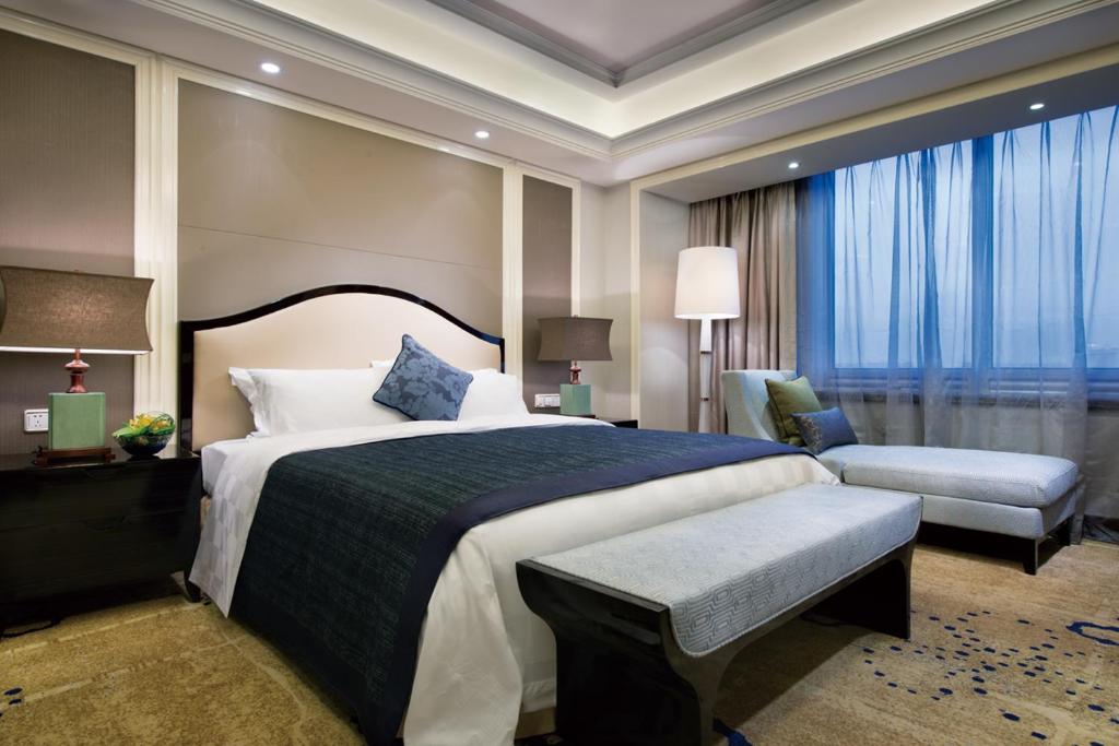 Postel nebo postele na pokoji v ubytování Ramada Plaza Tianlu Hotel