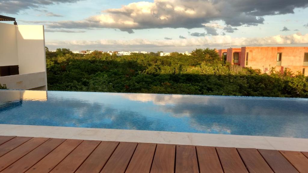 Bazén v ubytování Infinity Suites nebo v jeho okolí