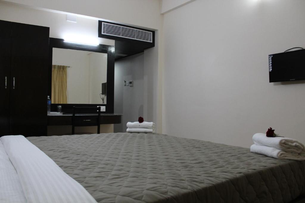 Postel nebo postele na pokoji v ubytování Hotel Jaidharshini Palace