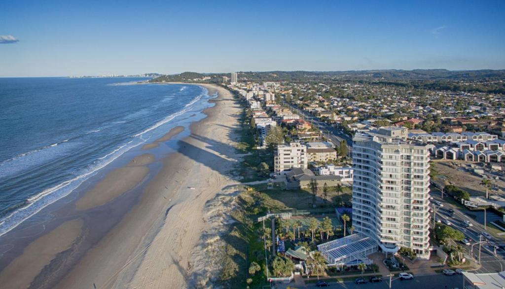 uma vista aérea de uma praia e do oceano em 19th Avenue on the Beach em Gold Coast