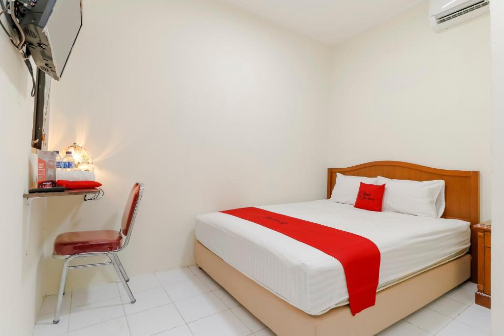 Postel nebo postele na pokoji v ubytování RedDoorz Plus near Ciputra World Kuningan 2