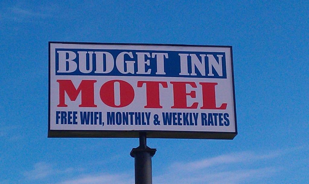 un cartel para un motel de posada buffet en un poste en Budget Inn Greenville, en Greenville