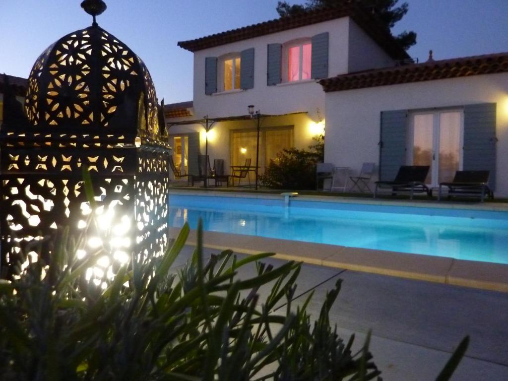 una villa con piscina di notte di L Olivadou B&B a Trans-en-Provence