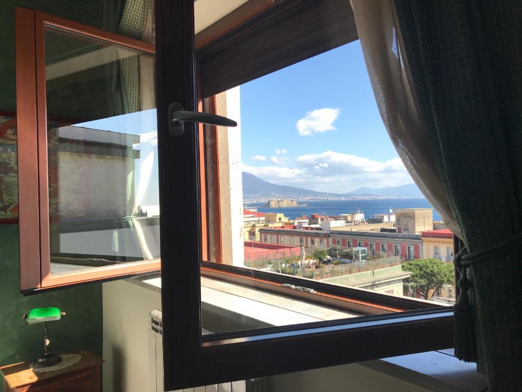 ventana con vistas a la ciudad en B&B Casamiranapoli, en Nápoles