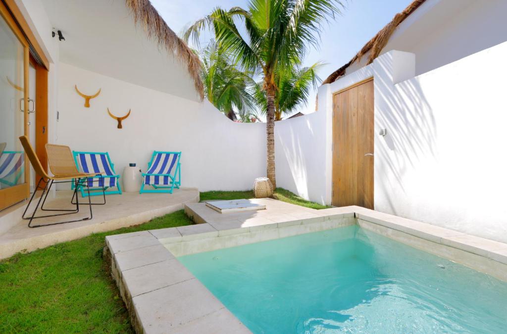 una piscina nel cortile di una casa di The Apartments Canggu a Canggu