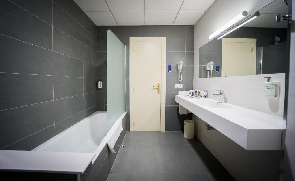 Koupelna v ubytování Mercure Carlton Rioja