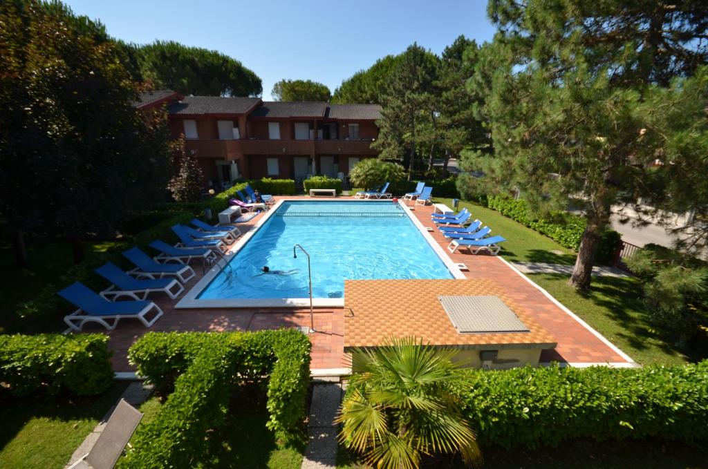 z widokiem na basen z leżakami i hotel w obiekcie Villaggio Orchidee w Bibione