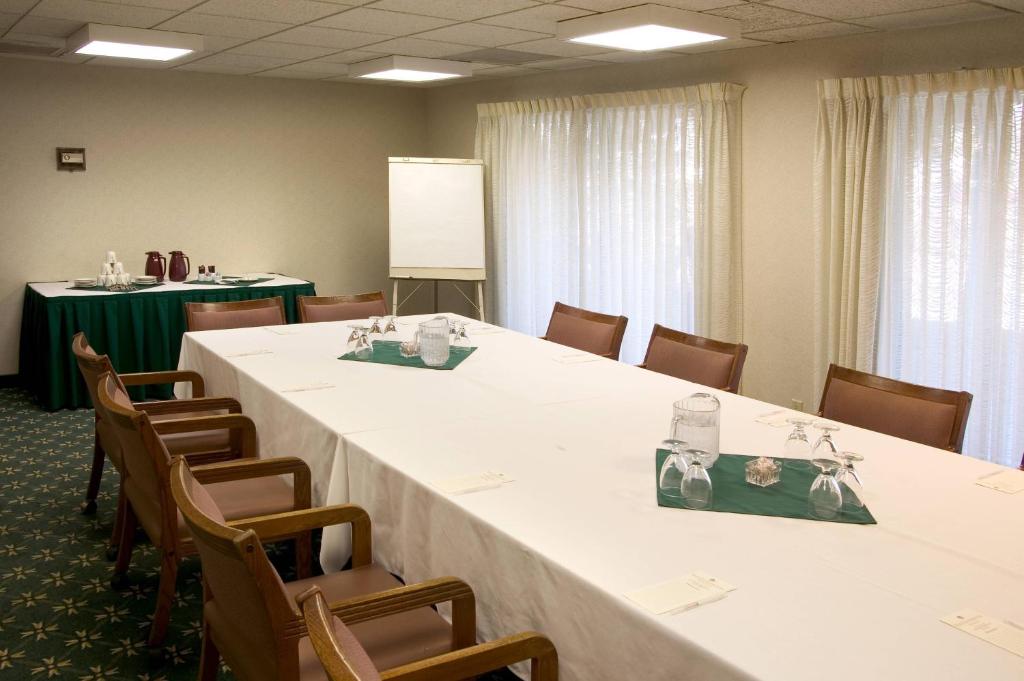 a conference room with a long table and chairs at Red Lion Hotel Pendleton in Pendleton