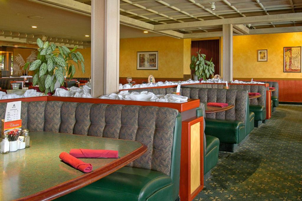 a restaurant with a row of chairs and tables at Red Lion Hotel Pendleton in Pendleton