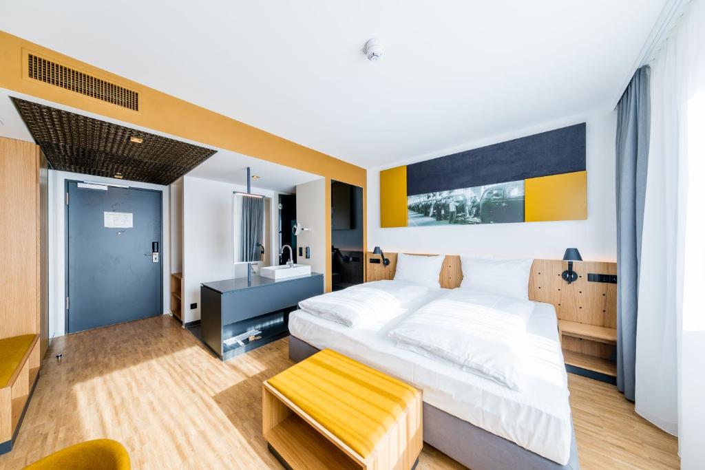 Postel nebo postele na pokoji v ubytování mk | hotel rüsselsheim